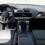 Jaguar I-PACE em fotografia internacional; galeria reúne anos e acabamentos diferentes do R-Dynamic HSE brasileiro.