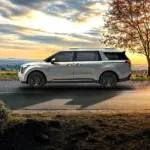 Perfil ao pôr do sol do Kia Carnival
