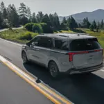 Vista traseira em estrada — imagem dos eua do Kia Carnival