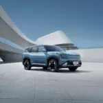 Vista dianteira em área externa do Kia EV5