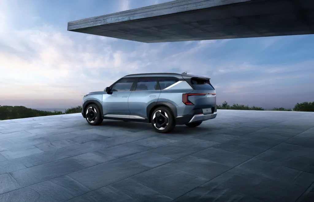 Vista lateral traseira do Kia EV5