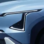 Farol e assinatura dianteira do Kia EV5