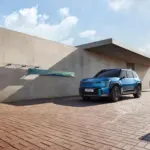 Vista dianteira em área externa do Kia EV9