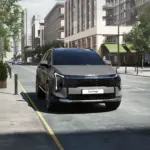 Vista frontal em cenário urbano do Kia Sportage