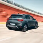 Vista lateral traseira do Kia Stonic