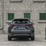 Lexus NX 450h+, exterior da versão internacional; volante, acabamento e equipamentos podem diferir no Brasil.