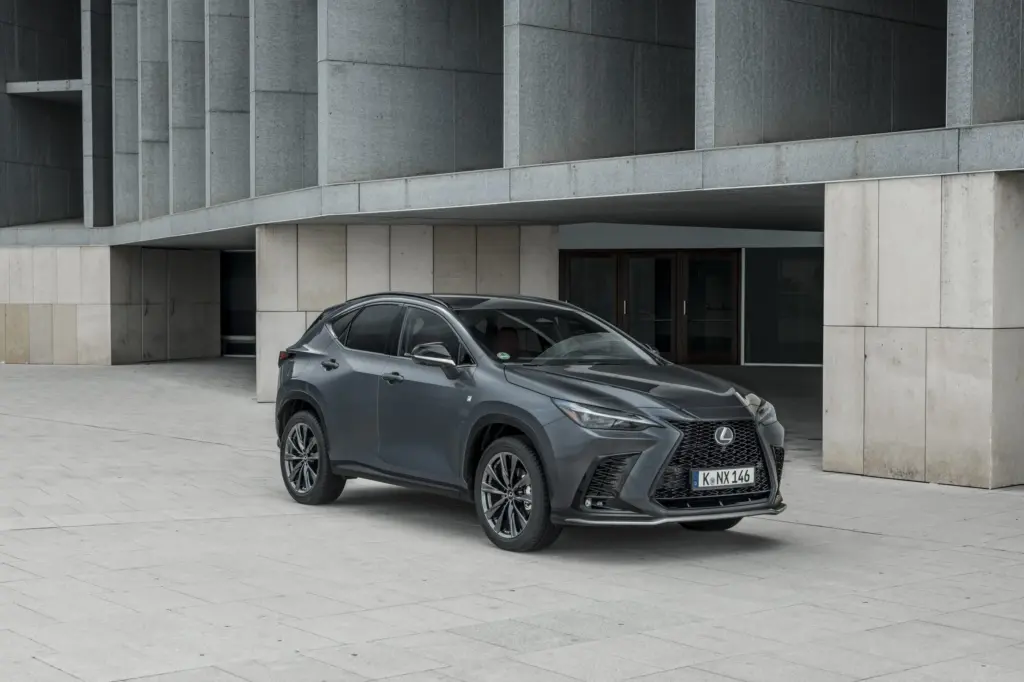 Lexus NX 450h+, exterior da versão internacional; volante, acabamento e equipamentos podem diferir no Brasil.