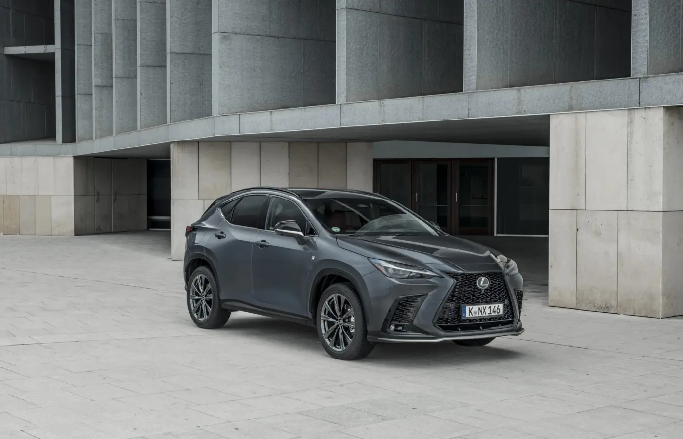 Lexus NX 450h+, exterior da versão internacional; volante, acabamento e equipamentos podem diferir no Brasil.