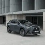 Lexus NX 450h+, exterior da versão internacional; volante, acabamento e equipamentos podem diferir no Brasil.