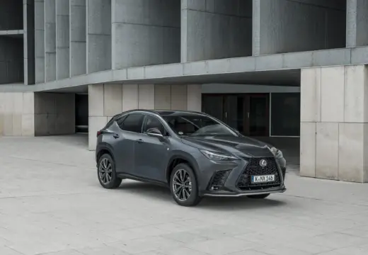 Lexus NX 450h+, exterior da versão internacional; volante, acabamento e equipamentos podem diferir no Brasil.
