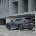 Lexus NX 450h+, exterior da versão internacional; volante, acabamento e equipamentos podem diferir no Brasil.