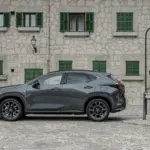 Lexus NX 450h+, exterior da versão internacional; volante, acabamento e equipamentos podem diferir no Brasil.