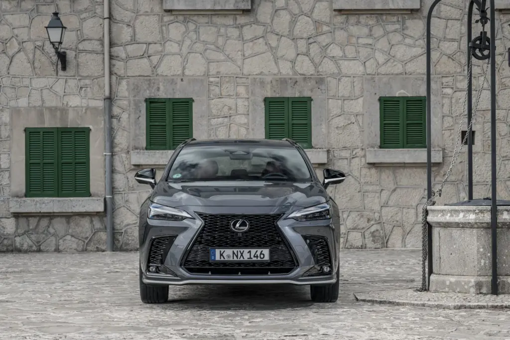 Lexus NX 450h+, exterior da versão internacional; volante, acabamento e equipamentos podem diferir no Brasil.
