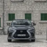 Lexus NX 450h+, exterior da versão internacional; volante, acabamento e equipamentos podem diferir no Brasil.