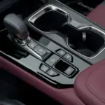 Lexus NX 450h+, cabine da versão internacional; volante, acabamento e equipamentos podem diferir no Brasil.