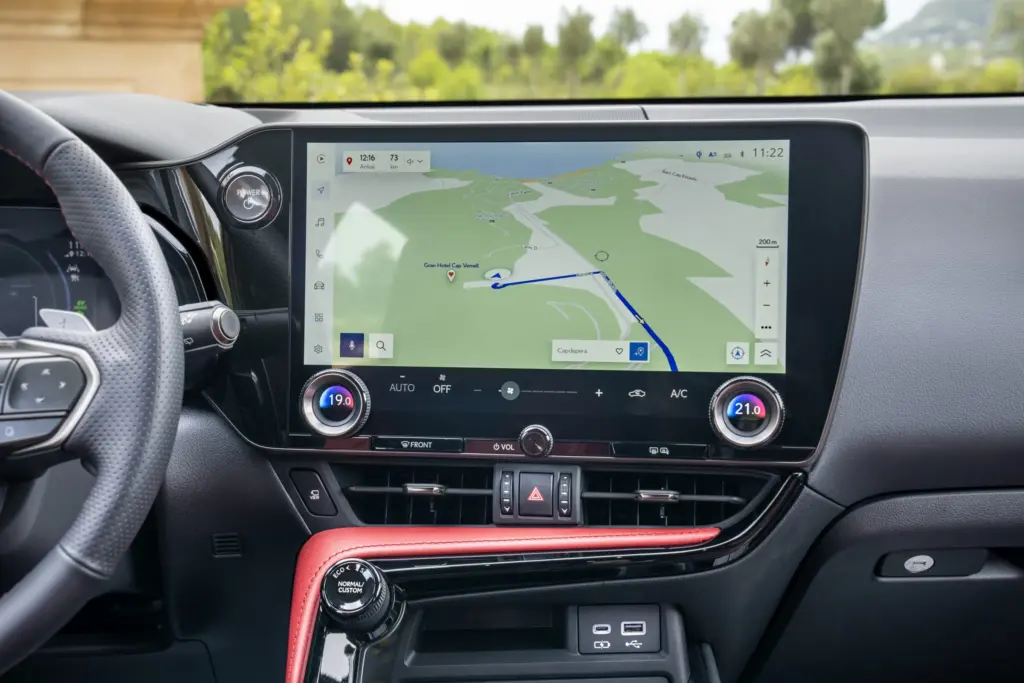 Lexus NX 450h+, cabine da versão internacional; volante, acabamento e equipamentos podem diferir no Brasil.