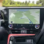 Lexus NX 450h+, cabine da versão internacional; volante, acabamento e equipamentos podem diferir no Brasil.