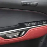 Lexus NX 450h+, cabine da versão internacional; volante, acabamento e equipamentos podem diferir no Brasil.