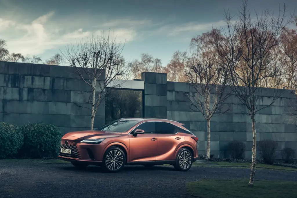 Lexus RX 450h+, exterior da versão internacional; volante, acabamento e equipamentos podem diferir no Brasil.