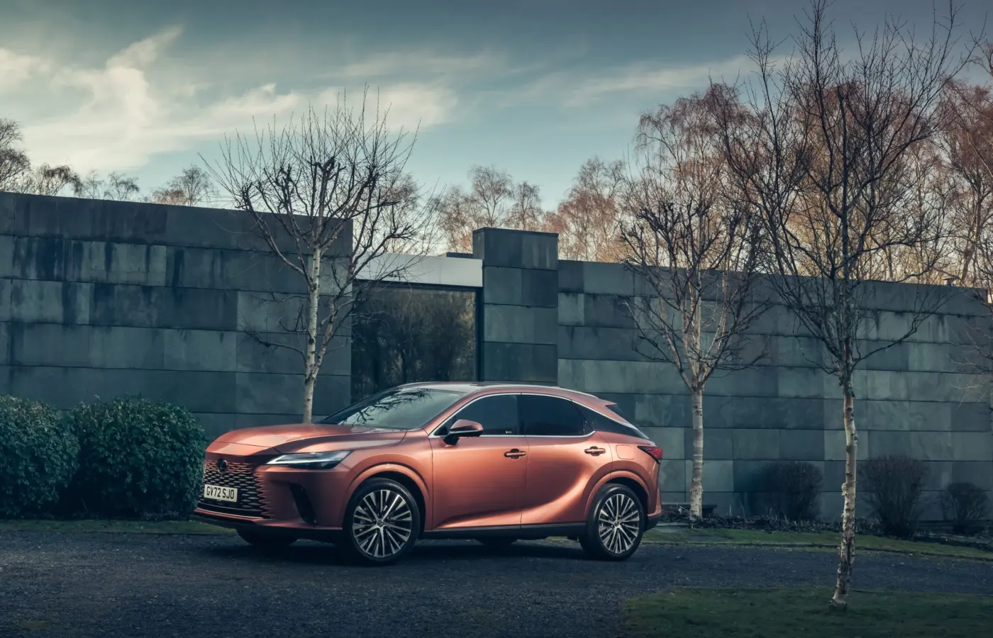 Lexus RX 450h+, exterior da versão internacional; volante, acabamento e equipamentos podem diferir no Brasil.