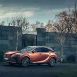Lexus RX 450h+, exterior da versão internacional; volante, acabamento e equipamentos podem diferir no Brasil.