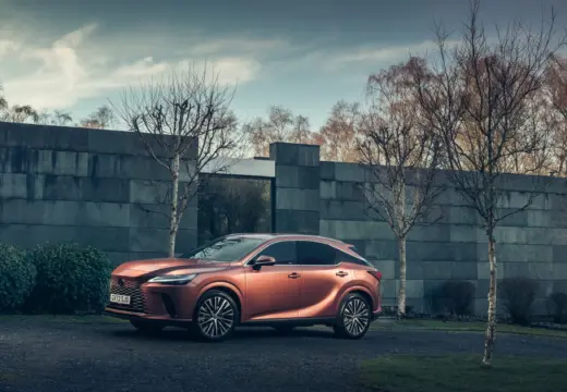 Lexus RX 450h+, exterior da versão internacional; volante, acabamento e equipamentos podem diferir no Brasil.