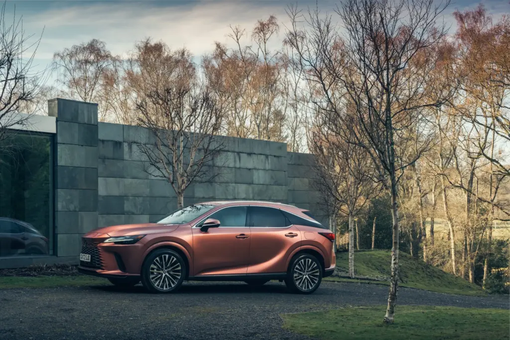 Lexus RX 450h+, exterior da versão internacional; volante, acabamento e equipamentos podem diferir no Brasil.
