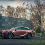 Lexus RX 450h+, exterior da versão internacional; volante, acabamento e equipamentos podem diferir no Brasil.