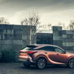 Lexus RX 450h+, exterior da versão internacional; volante, acabamento e equipamentos podem diferir no Brasil.