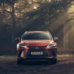 Lexus RX 450h+, exterior da versão internacional; volante, acabamento e equipamentos podem diferir no Brasil.