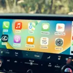 Lexus RX 450h+, cabine da versão internacional; volante, acabamento e equipamentos podem diferir no Brasil.