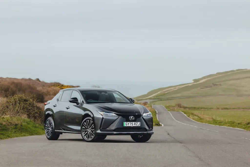 Lexus RZ 500e, exterior da versão internacional; volante, acabamento e equipamentos podem diferir no Brasil.