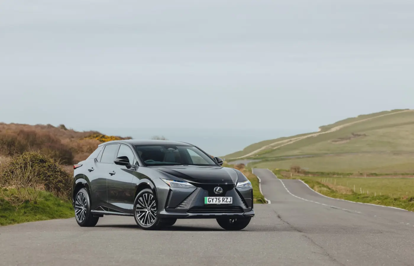 Lexus RZ 500e, exterior da versão internacional; volante, acabamento e equipamentos podem diferir no Brasil.