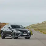 Lexus RZ 500e, exterior da versão internacional; volante, acabamento e equipamentos podem diferir no Brasil.