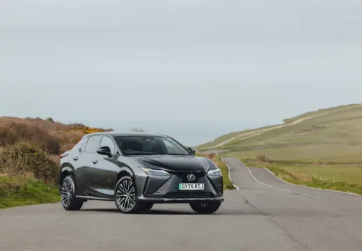 Lexus RZ 500e, exterior da versão internacional; volante, acabamento e equipamentos podem diferir no Brasil.