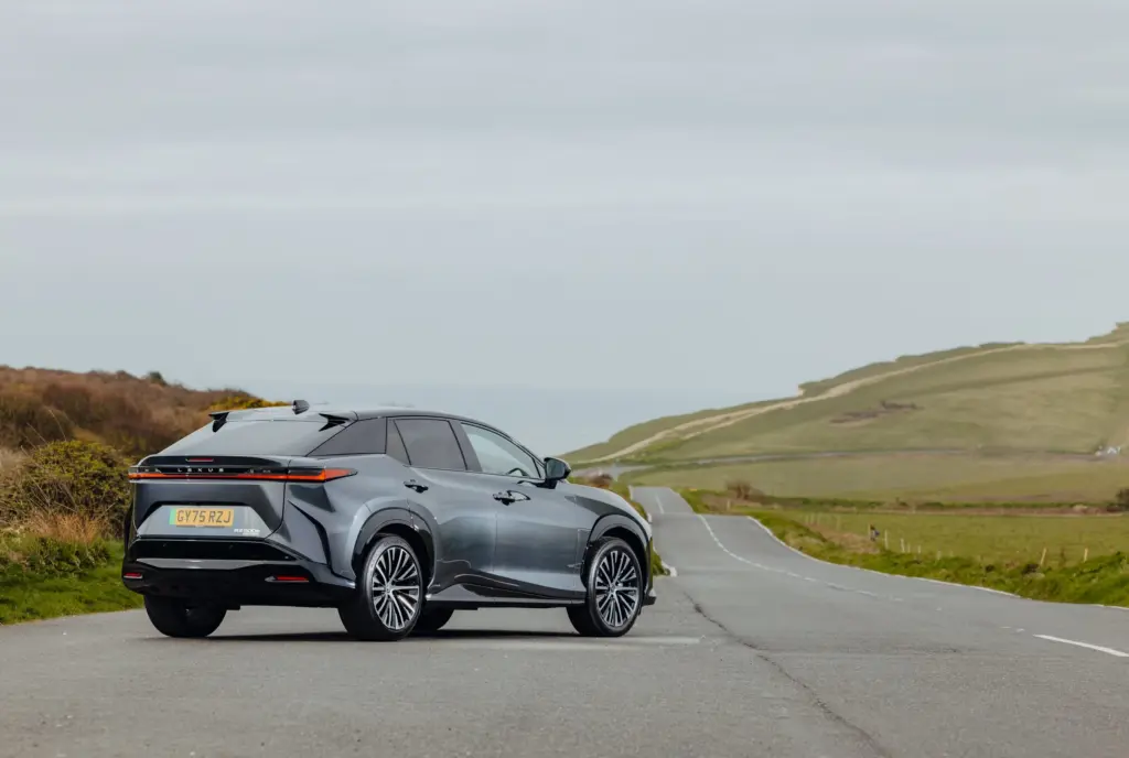 Lexus RZ 500e, exterior da versão internacional; volante, acabamento e equipamentos podem diferir no Brasil.