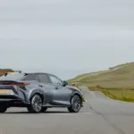 Lexus RZ 500e, exterior da versão internacional; volante, acabamento e equipamentos podem diferir no Brasil.