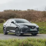 Lexus RZ 500e, exterior da versão internacional; volante, acabamento e equipamentos podem diferir no Brasil.