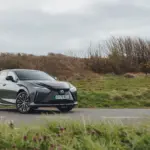 Lexus RZ 500e, exterior da versão internacional; volante, acabamento e equipamentos podem diferir no Brasil.