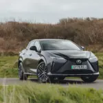 Lexus RZ 500e, exterior da versão internacional; volante, acabamento e equipamentos podem diferir no Brasil.