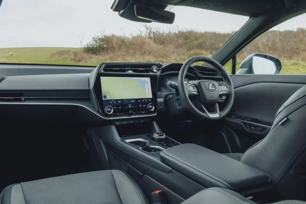 Lexus RZ 500e, cabine da versão internacional; volante, acabamento e equipamentos podem diferir no Brasil.