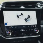 Lexus RZ 500e, cabine da versão internacional; volante, acabamento e equipamentos podem diferir no Brasil.