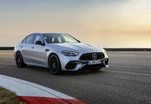Vista dianteira do Mercedes-AMG C 63 S E Performance