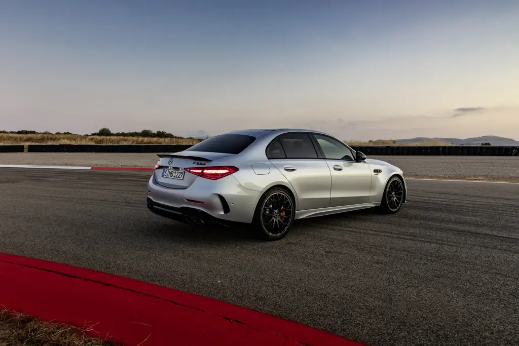 Vista lateral traseira do Mercedes-AMG C 63 S E Performance