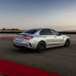 Vista lateral traseira do Mercedes-AMG C 63 S E Performance
