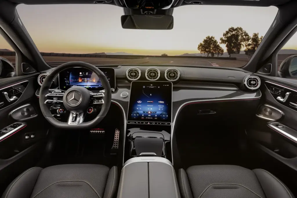 Painel e central multimídia do Mercedes-AMG C 63 S E Performance