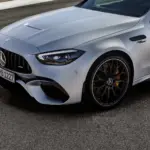 Roda e farol dianteiro do Mercedes-AMG C 63 S E Performance