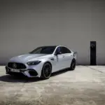 Exterior ao lado da estação de recarga do Mercedes-AMG C 63 S E Performance