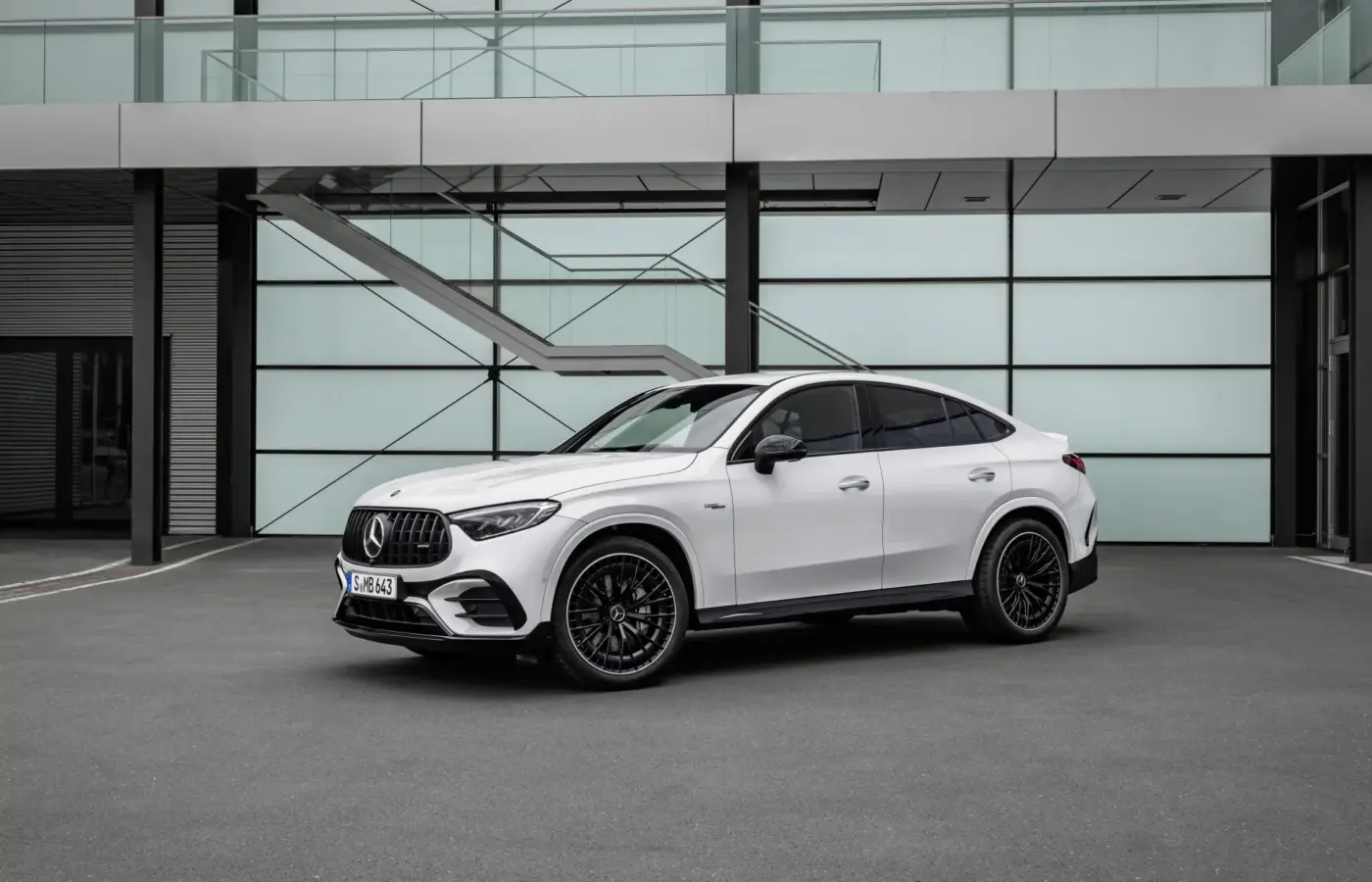 Vista dianteira do Mercedes-AMG GLC 43 Coupé