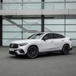 Vista dianteira do Mercedes-AMG GLC 43 Coupé